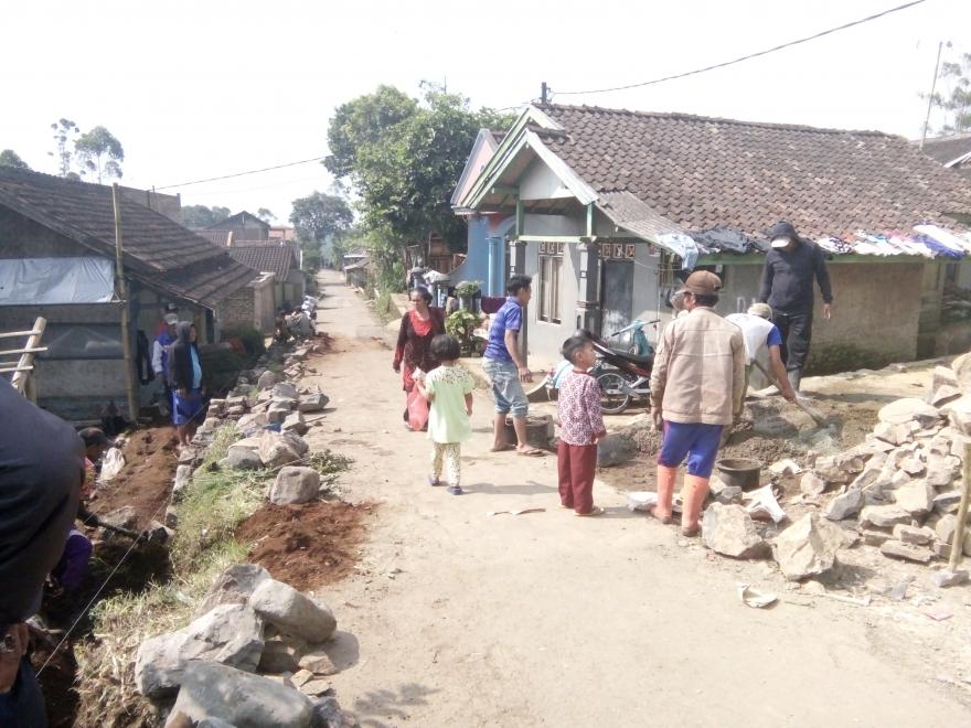 Membangun Desa Lewat Gotong Royong